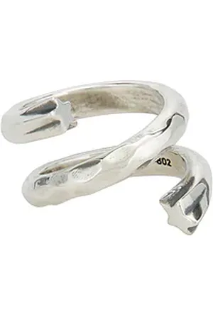 REVOLVE Two Jeys Two jeys anillo de icono twisted en color plateado metálico talla 16 en - Metallic Silver. Talla 16 (también en 18, 20, 22).