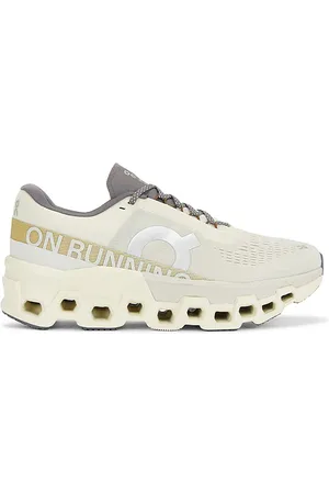 REVOLVE On On zapatilla deportiva cloudmonster 2 en color crema talla 10.5 en - Cream. Talla 10.5 (también en 10, 11, 11.5, 12, 12.5, 13, 7.5, 8