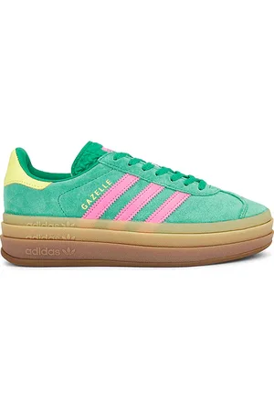 REVOLVE Adidas Originals Adidas originals zapatilla deportiva gazelle bold en color verde talla 10 en Court Green Lucid Pink & Pure Sulfur - Green. Talla 10
