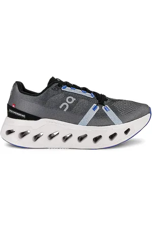 REVOLVE On On zapatilla deportiva en color negro talla 10 en - Black. Talla 10 (también en 10.5, 11, 11.5, 12, 12.5, 13, 7).