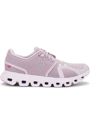 REVOLVE On On zapatilla deportiva cloud 6 en color lavanda talla 10 en - Lavender. Talla 10 (también en 10.5, 6, 6.5, 7, 7.5, 8, 8.5, 9, 9.5).