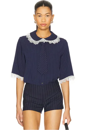 REVOLVE Vivetta Vivetta camisa boxy con lazo en color azul marino talla 36 en - Navy. Talla 36 (también en 38, 40).
