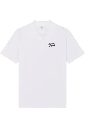 REVOLVE Maison Kitsune Maison kitsune maison kitsune handwriting comfort polo en color talla L en - White. Talla L (también en M, S, XL/1X).