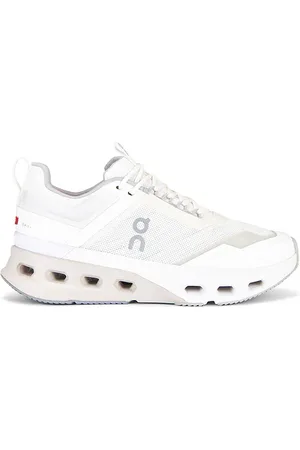 REVOLVE On On zapatilla deportiva cloudnova x en color blanco talla 10 en - White. Talla 10 (también en 10.5, 11, 6.5, 7, 7.5, 8, 8.5, 9, 9.5)