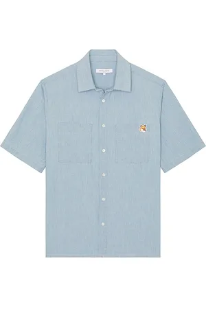 REVOLVE Maison Kitsune Maison kitsune relaxed short sleeve shirt en color azul talla L en - Blue. Talla L (también en M, S).