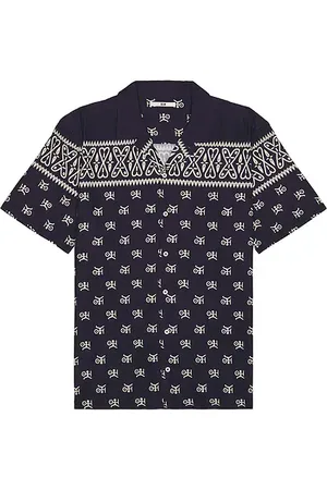 REVOLVE NEUW Neuw camisa manga corta scarf print en color azul marino talla L en - Navy. Talla L (también en M, S, XL/1X).