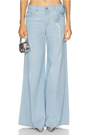 REVOLVE AREA Area crystal rosette wide leg jean en color azul talla 27 en - Blue. Talla 27 (también en 29).