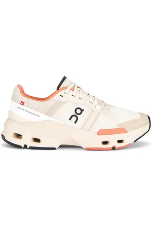 REVOLVE On On zapatilla deportiva cloudpulse en color crema talla 10 en - Cream. Talla 10 (también en 10.5, 11, 5.5, 6.5, 7, 7.5, 8, 8.5, 9, 9.