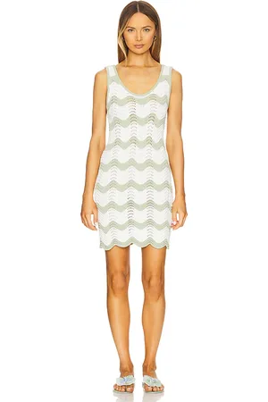REVOLVE MINKPINK Minkpink mini vestido de ondas de crochet jayden en color verde salvia talla L en - Sage. Talla L (también en M, S, XS).