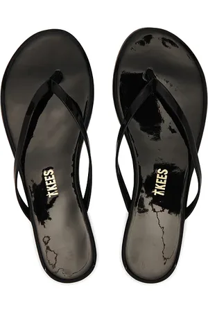 REVOLVE TKEES Tkees chanclas glosses en color negro talla 5 en - Black. Talla 5 (también en 7).