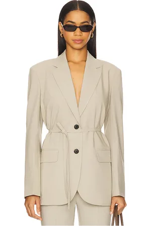 REVOLVE EAVES Eaves siya belted blazer en color beige talla L en - Beige. Talla L (también en M, S, XL, XS, XXS).