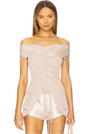 REVOLVE Kim Shui Kim shui off shoulder tie top en color taupe talla L en - Taupe. Talla L (también en M, S, XS).