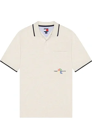 REVOLVE Tommy Jeans Tommy jeans regular crest polo en color crema talla L en - Cream. Talla L (también en M, S, XL/1X).
