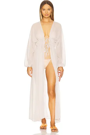 REVOLVE SNDYS Sndys albornoz behati en color crema talla L en - Cream. Talla L (también en M, S, XS).