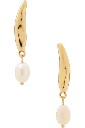 REVOLVE Ettika Ettika pendientes largos liquid lux en color ivory talla all en - Ivory. Talla all.