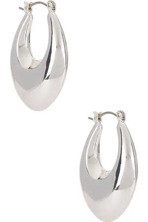 REVOLVE Ettika Ettika pendientes de aro open teardrop en color metálico talla all en - Metallic Silver. Talla all.
