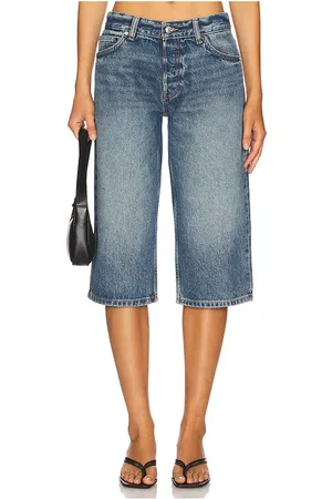 REVOLVE EB Denim Eb denim pantalones capri holgados de tiro bajo adley en color azul talla 24 en - Blue. Talla 24 (también en 25, 26, 27, 28, 29).