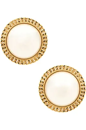 REVOLVE Rowen Rose Rowen rose pendientes de perlas oversized en color oro metálico talla all en - Metallic Gold. Talla all.