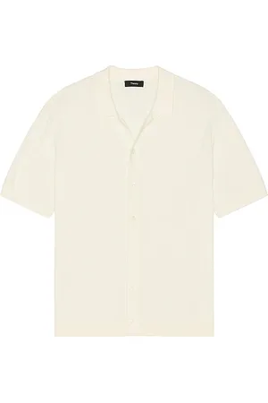 REVOLVE Theory Theory camisa manga corta cairn en color crema talla M en - Cream. Talla M (también en S, XL/1X, XXL/2X).