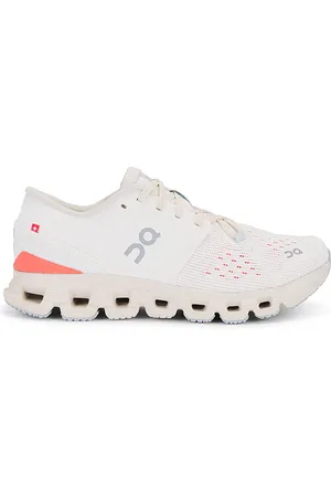 REVOLVE On On zapatilla deportiva cloud x 4 en color ivory talla 10 en - Ivory. Talla 10 (también en 6, 6.5, 7, 7.5, 8, 8.5, 9, 9.5).