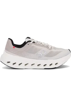 REVOLVE On On zapatilla deportiva cloudsurfer next en color gris talla 10 en - Grey. Talla 10 (también en 10.5, 5, 6, 6.5, 7, 7.5, 8, 8.5, 9, 9.5)