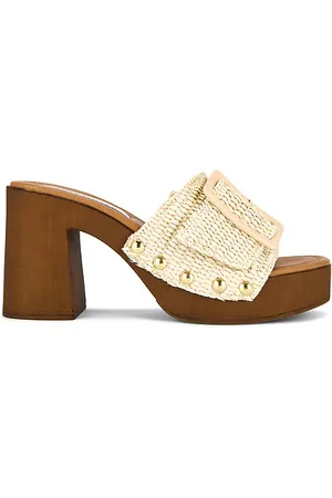 REVOLVE Steve Madden Steve madden zueco marlena en color bronce talla 10 en - Tan. Talla 10 (también en 5, 6, 7, 8, 9).
