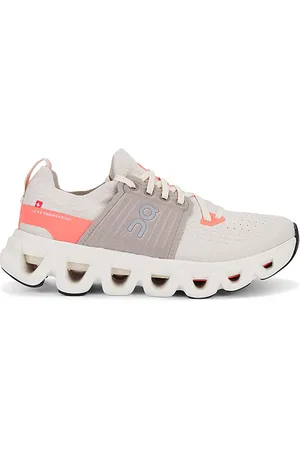 REVOLVE On On zapatilla deportiva cloudswift 4 en color crema talla 10 en - Cream. Talla 10 (también en 11, 5, 6, 6.5, 7, 7.5, 8, 8.5, 9, 9.5).