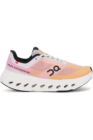 REVOLVE On On zapatilla deportiva cloudsurfer next en color naranja talla 10 en - Orange. Talla 10 (también en 10.5, 5.5, 6.5, 7, 7.5, 8, 8.