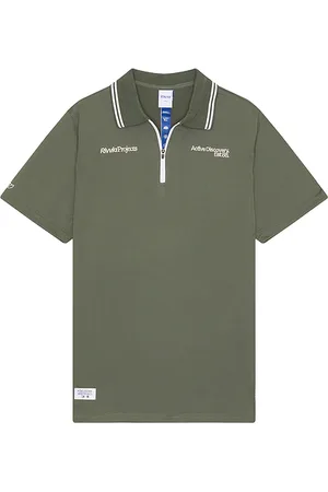 REVOLVE Rivvia Projects Rivvia projects swing foundation polo en color talla L en - Olive. Talla L (también en M, S, XL/1X).