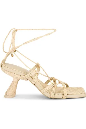 REVOLVE Cult Gaia Cult gaia sandalia en color raisa en color beige talla 36 en - Beige. Talla 36 (también en 38, 39).