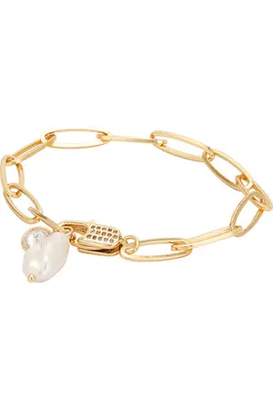 REVOLVE Ettika Ettika brazalete de perlas en color oro metálico talla all en - Metallic Gold. Talla all.