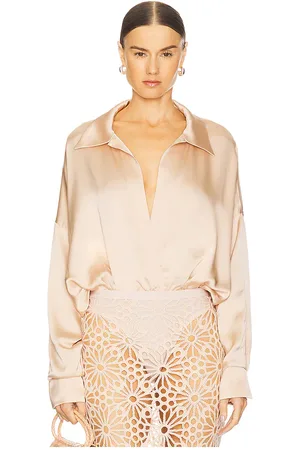 REVOLVE Norma Kamali Norma kamali body de camisa boyfriend oversized en color nude talla L en - Nude. Talla L (también en M, S, XS).