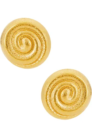 REVOLVE Petit moments Petit moments pendientes de tachuela milan en color oro metálico talla all en - Metallic Gold. Talla all.