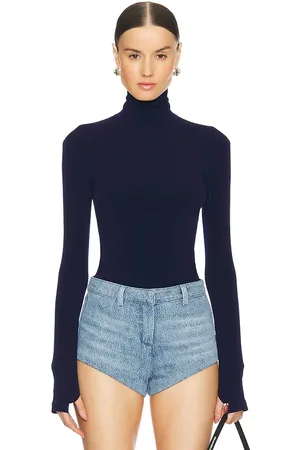 REVOLVE Norma Kamali Norma kamali slim fit long sleeve turtleneck top en color azul marino talla XL en - Navy. Talla XL (también en XXS)