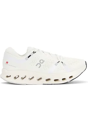 REVOLVE On On zapatillas deportivas cloudsurfer en color blanco talla 10 en - White. Talla 10 (también en 10.5, 11, 11.5, 12, 8.5, 9).
