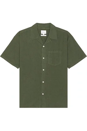 REVOLVE Norse Projects Norse projects camisa en color verde talla L en - Green. Talla L (también en S).