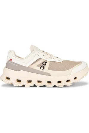 REVOLVE On On zapatilla deportiva cloudvista en color crema talla 10 en - Cream. Talla 10 (también en 6, 6.5, 7, 7.5, 8, 8.5, 9, 9.5).