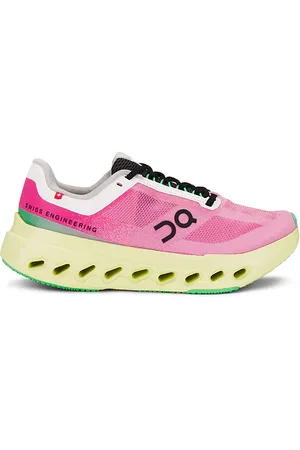 REVOLVE On On zapatilla deportiva cloudsurfer next en color rosado talla 10 en - Pink. Talla 10 (también en 10.5, 6, 6.5, 7, 7.5, 8, 8.5, 9