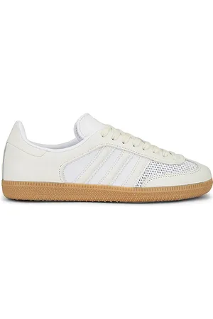 REVOLVE Adidas Originals Adidas originals zapatilla deportiva samba en color talla 5 en - White. Talla 5 (también en 6, 7).