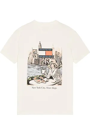 REVOLVE Tommy Jeans Tommy jeans camiseta novelty en color blanco talla L en - White. Talla L (también en M, S, XL/1X, XS).