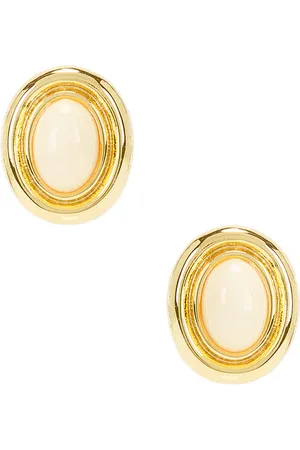 REVOLVE Heaven Mayhem Heaven mayhem pendientes de tachuela prize en color crema talla all en - Cream. Talla all.