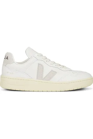 REVOLVE Veja Veja zapatillas deportivas classics en color blanco talla 40 en - White. Talla 40 (también en 41, 42, 43, 44, 45).