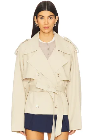 REVOLVE Elodie the Label Elodie the label gabardina corta eleanor en color bronce talla L en - Tan. Talla L (también en M, S, XL).