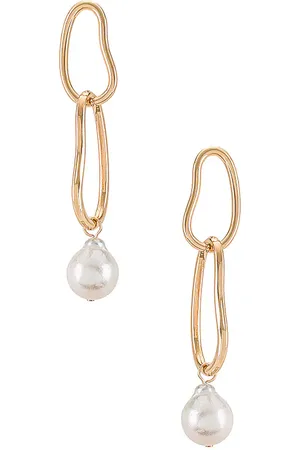 REVOLVE Ettika Ettika pendientes de lágrima pearl en color oro metálico talla all en - Metallic Gold. Talla all.