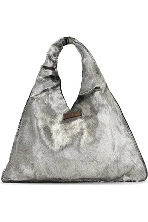 REVOLVE 8 Other Reasons 8 other reasons bolso hobo holgado luxe en color plateado metálico talla all en - Metallic Silver. Talla all.