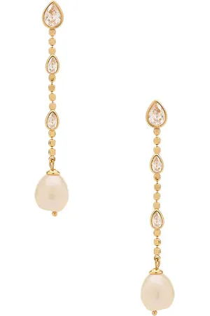 REVOLVE Ettika Ettika pendientes largos en color oro metálico talla all en - Metallic Gold. Talla all.