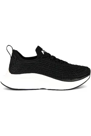 REVOLVE APL: Athletic Propulsion Labs Apl: athletic propulsion labs zapatilla deportiva zipline en color talla 10 en - Black & Whi