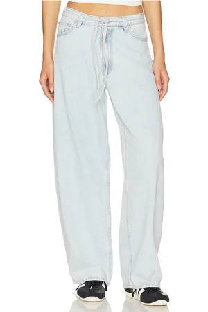 REVOLVE SAMSOE SAMSOE Samsoe samsoe jeans con cinturón saharper en color azul talla 24 en - Blue. Talla 24 (también en 25, 26, 27, 28, 29, 30).