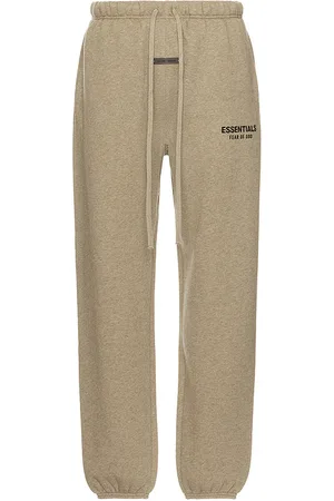 REVOLVE Fear of God ESSENTIALS Fear of god essentials pantalón deportivo classic en color neutral talla L en - Neutral. Talla L (también en