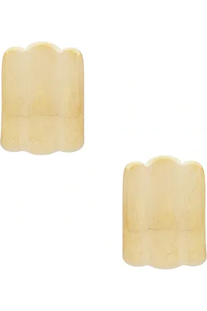 REVOLVE Heaven Mayhem Heaven mayhem pendientes crush en color oro metálico talla all en - Metallic Gold. Talla all.
